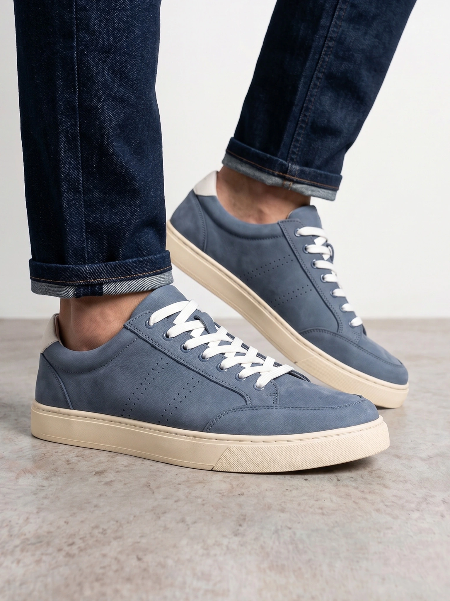 Кеды синего цвета на низкой подошве